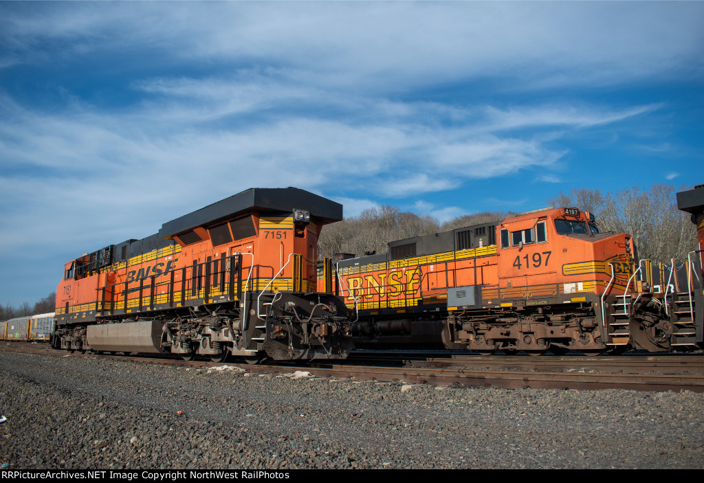 BNSF 7151 + 4197